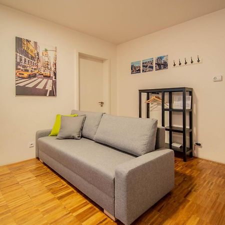 Modern Apartment With Balcony And Garage Praga Zewnętrze zdjęcie